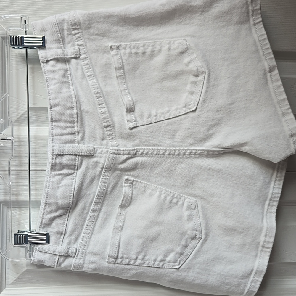 Time and Tru | High Rise Shorts White - Picture 2 of 4
